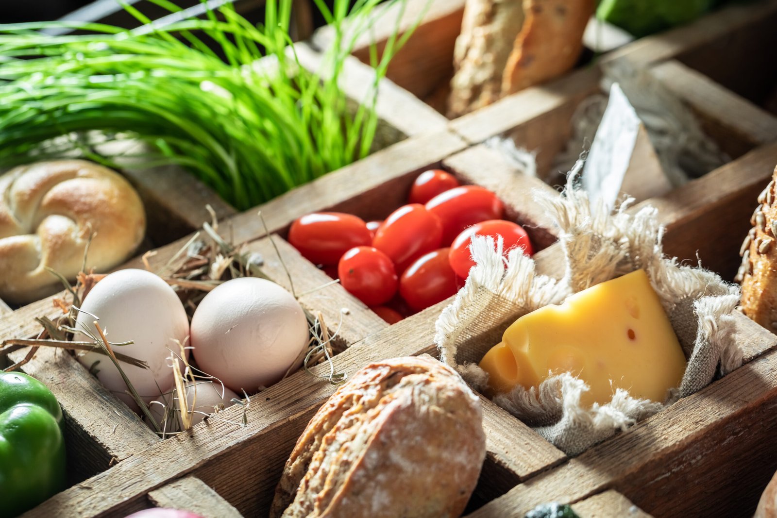 Cesta con ingredientes frescos y saludables de Fuentesaúco: huevos, verduras, queso, espárragos y pan